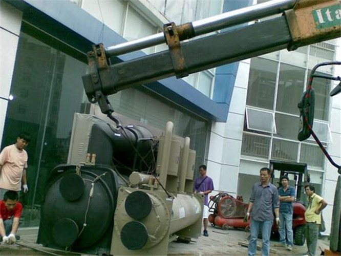 广阳区随车吊和汽车吊的核心区别是什么？哪种更省钱？